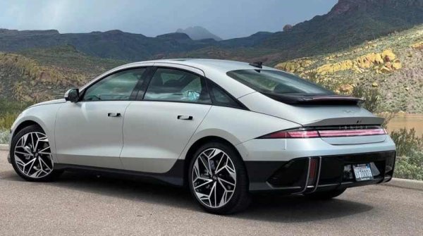 Ioniq 6 е комбинация от футуристичен дизайн, бързо зареждане и ефективност. Благодарение на своята 800-волтова архитектура, той може да се зарежда значително по-бързо от много свои конкуренти.

Пробегът от 544 км и стилният интериор го правят сериозен играч в бизнес класа. Това е един от най-интересните варианти за тези, които желаят модерен електромобил с характер.
