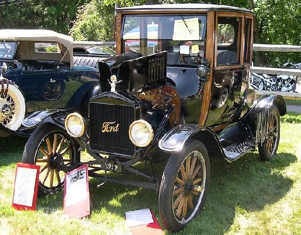 <p><strong>Най-продаваните автомобили за всички времена</strong><br /><br />8. Model T (1908 &ndash; 1927)<br />Продажби: 16.5 милиона<br />Компания: Ford<br />Цена: 260 долара (през 1920 година)<br />Първият автомобил за масово производство<br /><br />Хенри Форд създава модерната поточна линия, за да помогне в производството на автомобила. Милиони американци стават собственици на автомобили. Първите версии на колата са се продавали за малко под 100 долара, а последните за малко под 300 долара.<br /><br /><img width="566" height="600" src="/images/upload/articles_body/2012-01/566px-Ford_assembly_line_-_1913.jpg" alt="" /><br />&nbsp;</p>