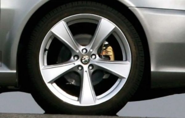 Както в случая с GTA, тук не говорим за конкретен модел, а за много специфична версия. Този дизайн с пет спици беше предложен за Q2-версиите на моделите 147 и GT, които бяха включени в каталога на италианската марка между 2007 и 2010 г. Друга специфична характеристика на тези два автомобила беше наличието на диференциал с ограничено приплъзване Torsen в основното оборудване. 