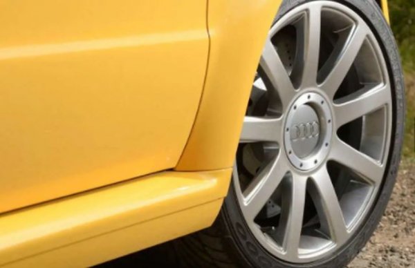 Първото Audi RS 4 Avant, базирано на поколението B5 на Audi A4 и наследник на легендарното RS 2, има много забележителни детайли, сред които са алуминиевите корпуси на огледалата (предлагани като опция) и 2,7-литровият битурбо V6 двигател с впечатляващите 380 к.с. Няма как да бъдат пропуснати и 9-спицевите алуминиеви джанти, които са подобни, но не същите като тези на другите модели на Audi от този период.