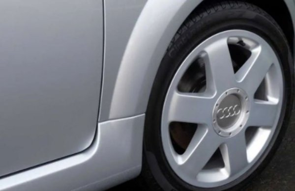 Разбира се, първото поколение Audi TT, лансирано през 1998 г., беше един забележителен на външен вид автомобил, предлагащ идеално симетричен дизайн както в предната, така и в задната част. А заключителният щрих се получава от тези 6-спицеви колела с известните видими болтове, като те бяха сред многото опции за модела.