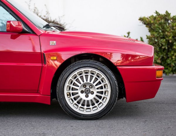 Тези гуми вероятно не се нуждаят от представяне, както и колата, на която са поставени. Говорим за Lancia Delta HF Integrale Speedline от 1991 г. Сега тя е икона, а нейните джанти бяха един от най-търсените аксесоари на пазара в продължение на много години. 