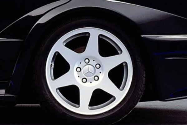 Друг модел, който не се нуждае от представяне, е известният Mercedes-Benz 190E 2.5-16 Evolution II, който днес продължава да вълнува феновете на марката и всеки любител на автомобилите като цяло. Това се дължи както на мощния му външен вид с огромен спойлер, така и на характерните за този автомобил джанти с 6 спици. 