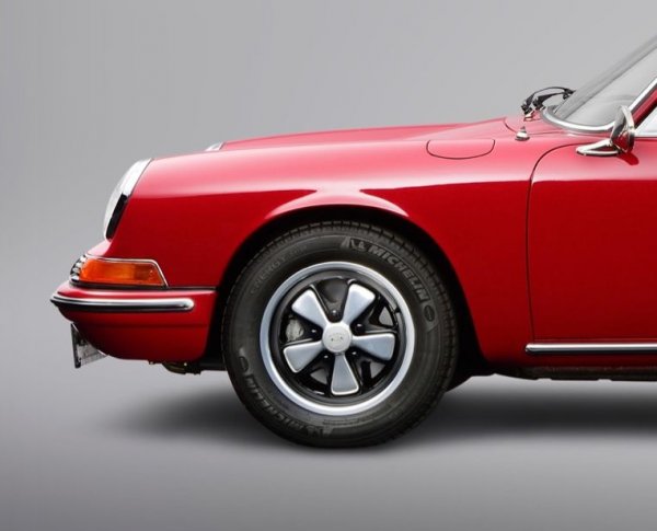 Известните джанти на ателието Fuchs са икона за много фенове на легендарния немски спортен автомобил. Тези колела придружават модела от години, като са поставяни и на други автомобили от марката - като Porsche 914, например. Първата им поява датира от 1966 г., като се поставят на Porsche 911 S с двуцветно покритие. 