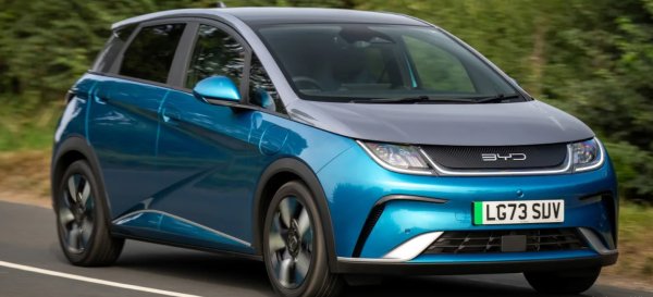 Цени от 35 000 евро

Въпреки че първоначално може да се притеснявате да си купите кола от сравнително неизвестна марка, BYD (Build Your Dreams) всъщност е най-големият производител на електромобили в света. Неговите инженери би трябвало да знаят какво правят.

Марката още не е много популярна в Европа. Но тази малка електрическа кола може да се похвали със солидно качество на изработка, над 320 километра пробег на батерията, петзвездна оценка за безопасност и много впечатляващи технологии. 
Dolphin се предлага само като автоматик. Ускорява до стотака за 7,2 секунди, така че не е някаква китайска костенурка. 