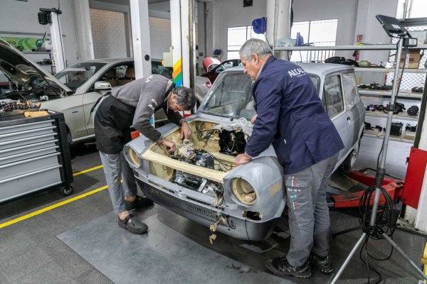 През 80-те години на миналия век Autobianchi започна все повече да прилича на тестовата лаборатория на майчината Fiat. Под тази марка вече не се произвеждат нови продукти, а вече създадените модели започнаха да получават лога на Fiat. 

През 1995 година марката официално е премахната, а последните автомобили Autobianchi слизат от поточната линия още по-рано: историческият завод в Дезио затваря през 1992.

Колекционерите обаче все още търсят оцелелите Autobianchi. Тези модели доказаха на практика, че компактните автомобили могат да бъдат не само утилитарни, но и стилни, технологично напреднали и смели. Откриването на такива коли дори на европейски търгове е голям късмет, а за феновете на италианската автомобилна индустрия те не са просто стари коли, а живи свидетели на време, когато стилът и иновациите вървяха ръка за ръка.

