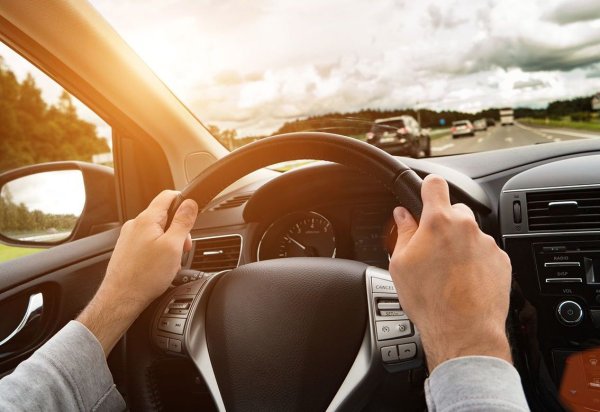 Една от основните цели на автошколите, когато получавате шофьорска книжка, е да използвате подходящото предавателно съотношение, но с течение на годините това се забравя, а някои шофьори откровено ги мързи и те не се интересуват дали го правят правилно. По тази причина те карат на по-ниска предавка от подходящата, което натоварва колата.

И в случая не става дума само за повишен разход на гориво, който е гарантиран. Движението на неподходяща предавка натоварва допълнително двигателя и съответно го износва преждевременно. А това означава, че той ще „приключи“ живота си преждевременно, което е сериозен удар за всеки собственик на автомобил.