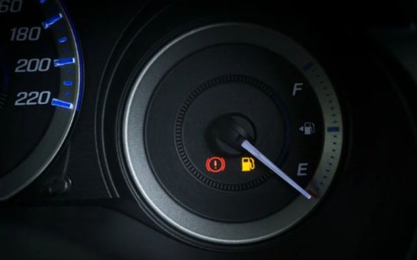 Един от най-големите митове е, че пътуването на неутрална предавка ще спести много бензин. Много шофьори правят това, когато се пускат по наклон или наближават червен светофар, като си мислят, че колата им гори много по-малко. Ако обаче се движите с включена предавка и не натискате педала на газта, вие не използвате бензин, така че изключването от скорост не само не ви носи ползи, но може да бъде вредно за колата по няколко причини.

Първата засяга спирачките. Като спрем да използваме спирачката на двигателя, като не включим предавката, ние натоварваме повече спирачките и те може да се изхабят по-рано от очакваното. Също така не се препоръчва за вашата собствена безопасност, тъй като при неочаквана промяна на пътната обстановка, ще трябва да включите на скорост, а това отнема време и може да се стигне до инцидент.