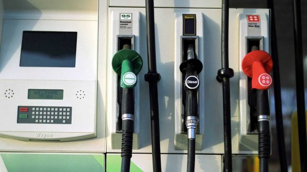 Това действие крие доста рискове, като някои от тях са много сериозни. И тук не става дума за това, че можете да закъсате някъде за гориво. На първо място, дори колата да има филтър за твърди частици, малко твърда утайка може да попадне в горивната система. Освен това обичайното шофиране с празен резервоар натоварва горивната помпа, което ще доведе до преждевременно износване.

Не трябва да се забравят и електрическите коли, които дори и да не работят на бензин, с тях се случва нещо подобно. Препоръката за този тип автомобили е да се използват с батерия между 20% и 80%, тъй като зареждането до 100% или пълното разреждане в крайна сметка оказва влияние върху батериите и намаля пробега.