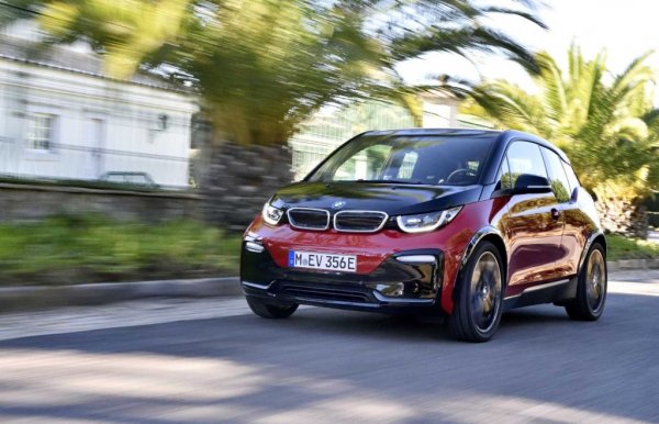 "Това е единственият електрически автомобил в списъка ни, но не го смятайте за скучен", казват от R&T. i3 има много устойчива на усукване конструкция от въглероден композит, нисък център на тежестта и задно предаване. Като добавим и гумите с понижено съпротивление, това е всъщност много весела кола за каране. Няма чудовищните способности на други от този списък, но светкавичното ускорение на електромотора ще лепне широка усмивка на лицето ви. 
