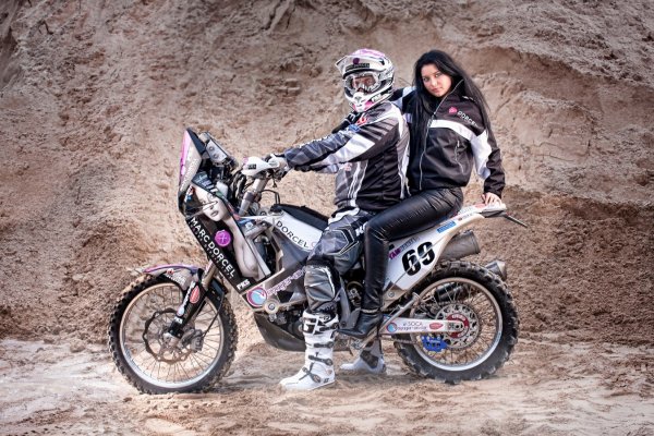 Дакар 2011 - Порнозвездата Ана Полина краси мотора на каращият с култовия №69 френски мотоциклетист Юго Пайен