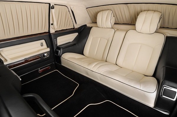 За тогавашните нива на съветското автомобилостроене ГАЗ 13 предлагаше нечувани екстри, като тонколонки и на задната седалка и дори задна чистачка с дюза. За 22 години производство бяха сглобени едва 3189 бройки, така че днес автомобилът е колекционерска рядкост.
Една компания обаче издирва, модернизира и преоборудва "чайки" така, че да са адекватни за съвременни нужди. 