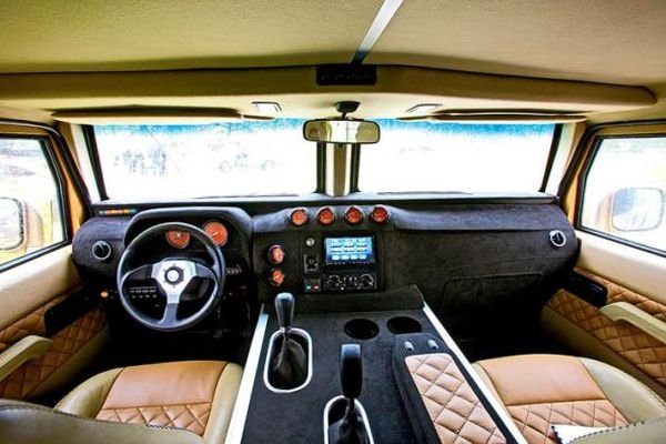 Цивилната му версия е без броня, но иначе запазва всички други полезни функции като автоматичното поддържане на налягането в гумите според терена. Такива "тигри" притежават националистът Владимир Жириновски и режисьорът Никита Михалков.
