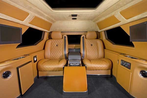 Това обяснява както луксозния интериор с много дърво и естествена кожа, така и бронята на купето - 50-милиметрова легирана стомана, която може да спре изстрел на снайперист и остава невредима при страничен таран със скорост 65 км/ч. По-голямата част от задвижването идва от General Motors.
