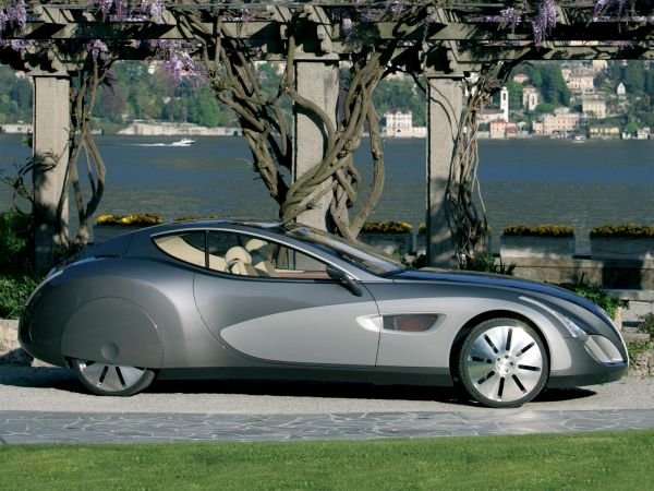 Цена: 117 млн. рубли (1.6 млн. евро)
Компанията "Руссо Балт" се хвали с близо век и половина история - тя се представя за приемник на Русо-балтийския вагонен завод, който допреди революциията доставял специалните вагони за царското семейство.
