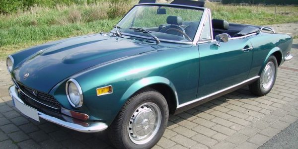 На пазара на употребявани автомобили има достатъчно европейски кабриолети, така че изборът е голям. Сред тях се откроява една от италианските икони - Fiat 124 Spider, с която обаче трябва да се внимава доста, защото евтините предложения са в много лошо състояние. Добрата новина е, че когато бъдат възстановени, те може да бъдат препродадени с печалба.

Това е и страхотно изглеждаща малка кола, идеална за онези слънчеви дни, когато пътуването с кабриолет е невероятно преживяване. Лошото е, че това Fiat, който най-вероятно ще се развали, но пък това е цената за закупуване на стар италиански метал.