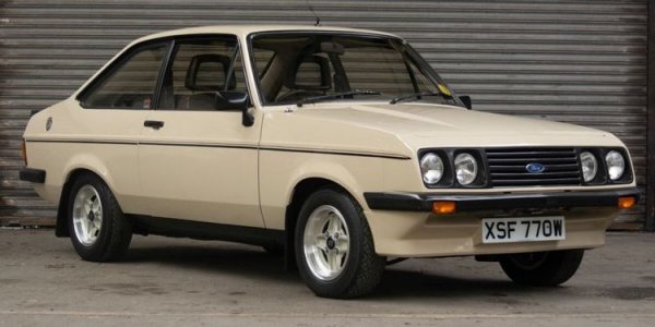 В гамата от автомобили на Ford за Европа има някои истински скъпоценни камъни, като Escort е един от тях. Проектиран във Великобритания, автомобилът е произвеждан от 1967 до 2002 година, така че може да бъде открит в различни стилове и варианти. А това означава, че купувачът може да избере модел, който най-добре отговаря на вкуса и бюджета.

По-старите модели се считат за по-добре изглеждащи и по-колекционерски, но това си личи и от цените им. Второто поколение предлага ретро-стил и достъпни цени, като има достатъчно бройки на пазара, които очакват да бъдат възстановени.