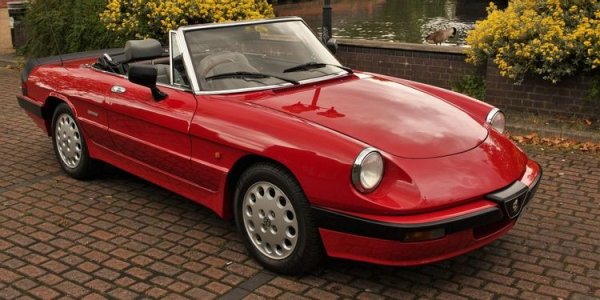 През годините Alfa е направила някои забележителни автомобили, които обаче са отхвърлени от публиката заради проблеми с надеждността. Сред тях е и 2000 QV, която няма да промени възприятията за здравината на италианските коли, но пък всичко останало по нея си струва парите.

Това е класически италиански кабриолет с ретро външен вид и примамливо евтина цена. Вярно е, че не е най-бързата кола на света, но пък е създадена за спокойно и комфортно пътуване. Екземплярите в добро състояние не са от евтините.