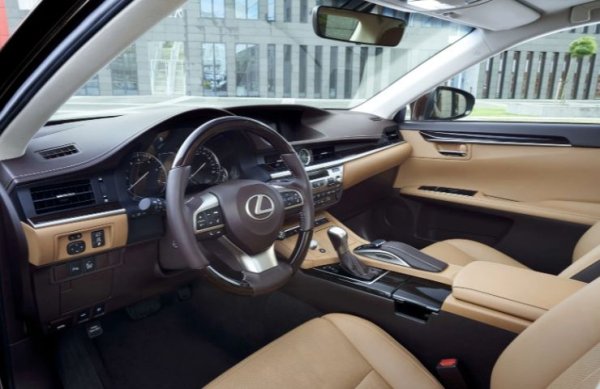 Задвижващият агрегат развива мощност от 184 к.с., като работи в комбинация с 6-степенна автоматична скоростна кутия. С навременна поддръжка и със спокоен стил на шофиране, пробегът на този автомобил спокойно може да надхвърли дори 500 000 км без основен ремонт.