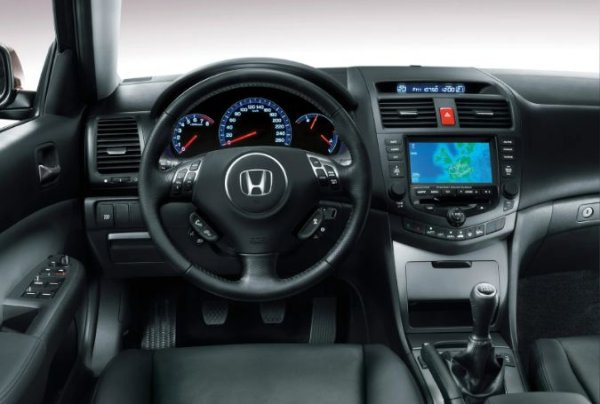 Accord е оборудван с 4-цилиндрови двигатели с обем 2,0 и 2,4 литра с мощност 155 и 190 к. с. Тези силови агрегати се съчетават с 5-степенна автоматична трансмисия, способна да измине 450 000 км без ремонт. Единственото условие за безпроблемната работа на оборудването е навременната поддръжка и подмяна на маслото и филтъра в трансмисията на всеки 60 000 км.