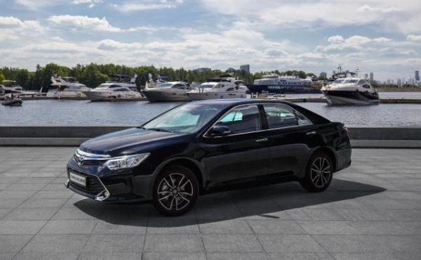 Легендарната Toyota Camry, която се произвежда от 2011 до 2018 г., също има добра надеждност. Автомобилът е произвеждан на няколко континента, като е адаптиран за работа при най-различни условия. Това се отнася и за двигателите му, сред които са 4-цилиндрови бензинови мотор с обем 2,0 и 2,5 лигра, развиващи 148 и 181 к.с. Добър избор е и версията с V6 двигател с 277 к.с., но тя се намира по-трудно.