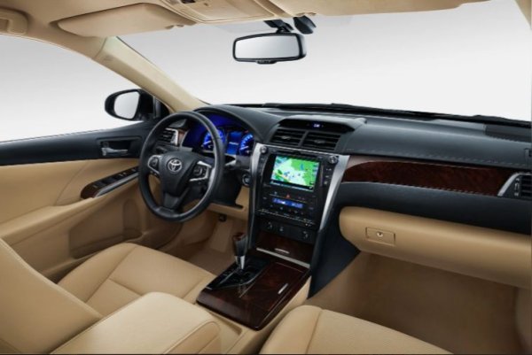 Тези автомобили са оборудвани с 6-степенна автоматична скоростна кутия, като най-добрият избор е тя да се съчетава с 2,5-литровия мотор, който е най-успешен. Единствените притеснения на собствениците са свързани с изтичане от маслените уплътнения и шум от фазовите превключватели в първите няколко секунди след стартирането. Най-надеждният вариант е Toyota Camry (2016-2018).