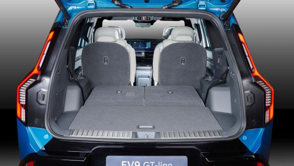Kia EV9 е най-новият модел на корейската марка. Автомобил, който досега липсваше в продуктовата гама и който ще се опита да се конкурира с премиум марките. Той се очаква на европейските пазари през есента, като цената му ще бъде около 85 000 евро, а причината е в изцяло електрическото му задвижване.