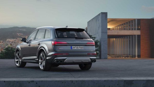 Audi Q7 е модел, който от появата си през 2006 г. е еталон за вътрешво пространство. С каросерия на SUV и голям багажник, той предлага капацитет за превоз на до седем души. Багажникът на Q7 достига до 865 литра със сгънати трети ред седалки. Цената му 75 000 евро във варианта с дизелов двигател и „мек хибрид“, развиващ 231 к.с