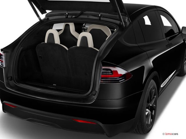 Победител в класирането е електромобил - в случая Tesla Model X. Превозно средство, което може да превозва до 6 пътници, разделени на 3 реда с по 2 седалки. При сгънат трети ред седалки багажникът е с вместимост 2000 литра. Освен това, тъй като е електрически, този SUV има багажник и отпред &ndash; така наречения &bdquo;фрунк&ldquo;, които побира 200 литра.

Цената на Tesla Model X в Европа обаче е доста сериозна &ndash; 116 000 евро, като клиентът получава задвижваща система с 670 к.с. и пробег 576 км. Ако ви се струва много, можете да се спрете на Model Y, който предлага 854 литра отзад плюс още 117 литра в предни багажник. Този електромобил струва далеч по-малко &ndash; около 46 000 евро.