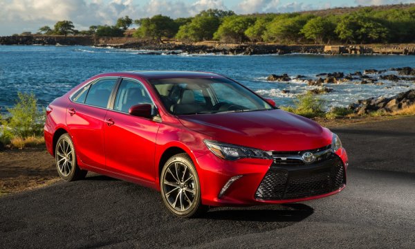 Почетното трето място е за Toyota Camry, която след отказа от Avensis отново се предлага на европейския пазар. Силните страни на този седан са мощните и надеждни двигатели, удобния интериор, както и отличното представяне на пазара на употребявани автомобили.