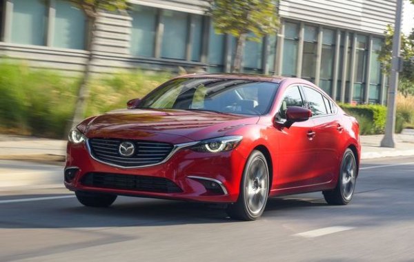 В подножието на върха е Mazda6 &ndash; модел, който се е доказал през последните години. Той се предлага с 2,0- и 2,5-литрови агрегати с мощност 150 и 192 конски сили, които са съчетани с автоматична скоростна кутия. Сред предимствата на модела се отбелязват отличното качество на изработка и увеличения пътен просвет.