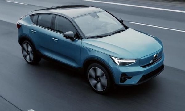 Малкият електрически SUV от Volvo може да се зареди от 10 до 80% за 35 минути, когато използва бързо зарядно устройство с 150 киловата пикова мощност. Компанията твърди, че батерията може да постигне тази цифра при оптимални условия. При студено или горещо време са възможно отклонения от това време.