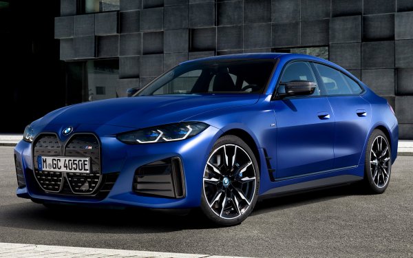 Новата електрическа кола на германския автомобилен производител може да поеме до 200 кВт от станция за бързо зареждане с постоянен ток. Според BMW, батерията може да се напълни от 10  до 80 % за около 31 минути. 