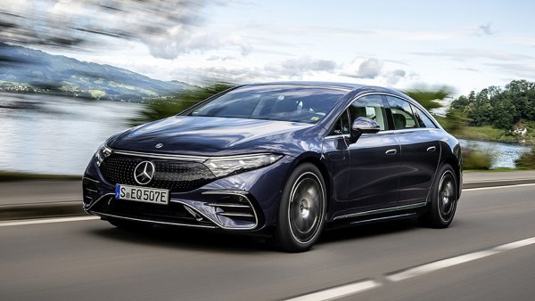 Луксозният седан също поема до 200 киловата заряд, като само за 15 минути добавя 300 км към пробега си. За някои пазари Mercedes-Benz предлага безплатно зареждане през първите 30 минути при използване на зарядна станция на някой от партньорите си.