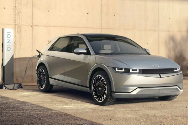 Новият електрически кросоувър на корейския автомобилен производител е оборудван с една от най-бързите технологии за зареждане, налични в сериен електромобил. Батерията с капацитет 77,4 кВт/ч може да се зарежда от 10 до 80% за по-малко от 20 минути, когато е свързана към 350-киловатово (DC) бързо зарядно устройство.