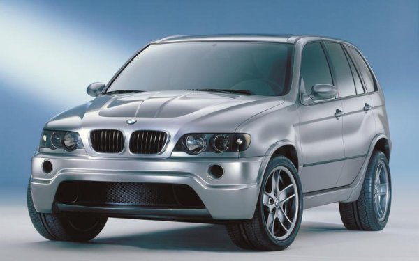 SUV моделите също могат да бъдат забавни за каране, стига да са с V12 двигатели и мощност над 700 конски сили, както и да се посветени на успехите на компанията в Льо Ман.
