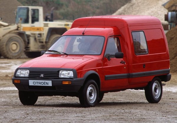 Citroën C15 е класически изглеждащ ван, наследник на добре познатия Citroën Acadiane, който замени "патенцето" Citroën 2CV, което от своя страна е пионер във класа на т.нар. коли-фургони от 50-те до 70-те години на миналия век.
Икономичността на C15, водена от изгодната продажна цена и ниските експлоатационни разходи, е основната причина за изключителния експлоатационен живот на колата, при това на почти всички европейски пазари. Неговата практичност и надеждност привличат и най-взискателните клиенти от самото начало.
От броня до броня C15 е дълъг само 3.99 метра (широчина - 1.63 метра, височина - 1.8 метра), дължината на товарното отделение е 1.64 метра, а полезния му обем - 2.67 кубически метра. В същото време собственото тегло на колата е много ниско. То е в диапазона от 600 до 765 кг, в зависимост от модификацията.
