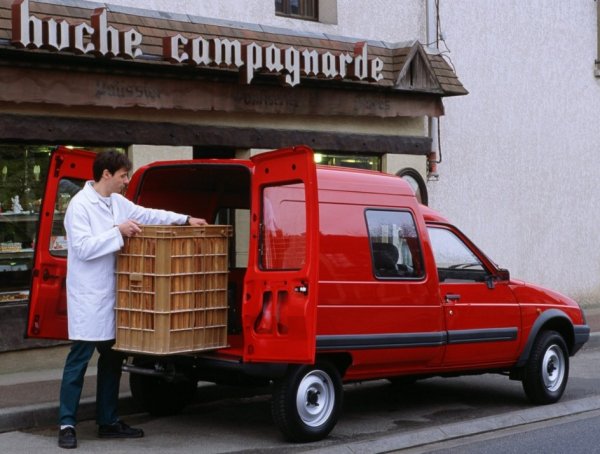 Първата партида Citroen C15 с предно задвижване, повтаряме, е родена през 1984 г. - това са версиите C15E и C15D. И двете са изградени на базата на малкия хечбек Citro&euml;n Visa (1983-1988). И поради тази причина не е е изненадващо, че кабината на C15 е точно копие на Visa. По онова време клиентите могат да закупят и автомобил в персонална конфигурация.
Citroen C15 E е оборудван с бензинов двигател обем от 1 124 куб. см. и с мощност от скромните 47 к.с при 5750 об/мин. Максималната скорост на такава "баничарка" е 125 км/ч. Лесен за управление и в същото време доста надежден, Citroen C15 е оборудван и с дизелов двигател с обем 1 769 куб. см. и мощност 60 к.с. при 4600 об/мин, който по-късно се инсталира и на друг търговски модел на марката - Berlingo.
Дизелакът ускорява колата до 133 км/ч. Разходът на гориво обаче е доста приличен. В градски условия не повече от 6 литра, на извънградско - нещо от сорта на 4 литра. При дизеловия двигател французите използват системи за впръскване на гориво Bosch и Lucas / CAV / Roto. Дизеловите "баничарки" се оказват далеч по-предпочитани от бензиновите и в крайна сметка се оказва, че представляват над 70% от всички продажби модела.
