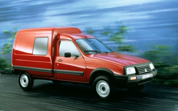 През септември 1989 г. колата търпи първия си фейслифт и получава допълнителен префикс "Champ" - решетката на радиатора вече е с три напречни греди, "мигачите" бяха вградени в бронята, а логото на Citro&euml;n е леко изместено надолу. Именно тази модификация се превръща в най-продаваната сред всички търговски ванове на европейската територия.
През 1991 г. на пазара е пусната търговска версия с електрическо задвижване, през 1992 г. колата отново търпи малки промени - те пак засягат решетката на радиатора, както и капака на двигателния отсек, волана и седалките. Добавени са и странични пластмасови панели.
През 1993 г. C15 получава радио, облегалки за глава на предните седалки и отопляеми задни остъклени двойни врати (в пътническата версия). В края на 2000 г. на автомобила е монтиран по-модерен 1.9 D дизелов двигател със същата мощност.
