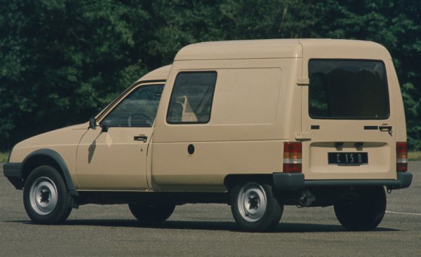 Година след дебюта си, Citroen C15 е представен на пазара на Обединеното кралство. Колата UK обаче е без задни странични стъкла, какъвто е законът на Острова за микробуси (поради специфично данъчно облагане).
Но европейските модели имат странични прозорци, докато комбинираната версия, наречена Weekend, е с лесно сваляща се задна седалка. В онези години, у дома, във Франция, може да се купи и доста рядката удължена версия, която е с около 0.5 метра по-дълга от стандартния вариант на C15.
Най-ранните модификации имат широка задна врата, но това решение не е много удобно по отношение на товаренето и затова автомобилният производител преразглежда дизайна на &bdquo;задната част&ldquo;, като прави две врати - това отговаря на желанията на търговци напълно.
