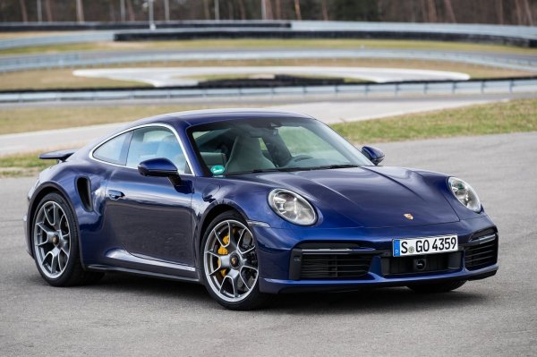 Първото място заема новото Porsche 911 Turbo S, чийто 3,7-литро боксер с две турбини и променлива геометрия (VTG) развива 650 коня. Огромният въртящ момент от 800 Нм се предава с 8-степенна роботозирана скоростна кутия, като позволява ускорение от 0 до 100 км/ч за 2,7 секунди. Максималната скорост е 330 км/ч.