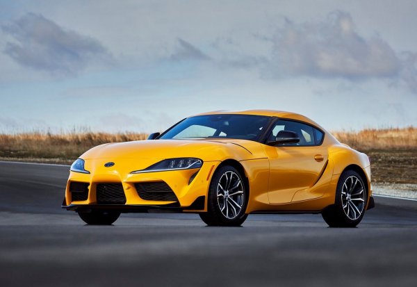 Тази GR Supra е построена съвместно с BMW и е оборудвана с бензинов „шестак“ на B58 на баварския производител. При BMWZ4 във версия M340i тя развива 374 к.с., но при спортния модел на Toyota мощността е 340 к.с. Предаването е задно, а скоростната кутия – 8-степеннна ZF. Ускорението от 0 до 100 км/ч отнема 4,3 секунди.