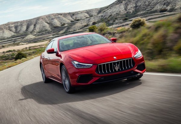 Maserati обещава да пусне нов спортен модел с името MC20, който ще получи 6-цилиндров двигател с повече от 600 к.с. Засега обаче това са само планове, а в гамата на марката има други мощни автомобили с бензинови мотори с 6 цилиндъра. Те са във версии S Q4 - Ghibli (на снимката) и Quattroporte до Levante. Техният битурбо мотор предлага 430 к.с., като е съчетан с 8-степенна автоматична скоростна кутия и система за задвижване на четирите колела. При Ghibli ускорението от 0 до 100 км/ч отнема 4,7 секунди.