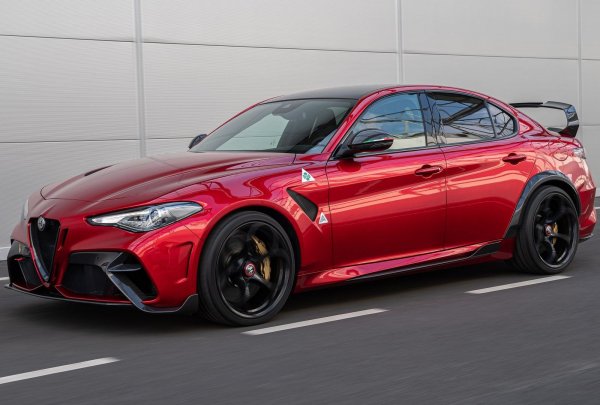 Специалната версия на седана е посветена на 110-годишнината а компанията-производител. Този автомобил ще излезе в тираж от 500 бройки, като името GTA се разшифрова като Gran Turismo Alleggerita, тоест &ndash; олекотено гран-туризмо.

Задвижването на Giulia GTA става с 2,9-литров V6 битурбо с увеличена до 540 к.с. мощност. При версиите Quadrofoglio на Stelvio и Giulia този мотор развива 510 к.с. Задвижването е към задните колела, но има и версия с 4х4, при която ускорението от 0 до 100 км/ч отнема 3,6 секунди. Скоростната кутия е 8-степенен автомат.