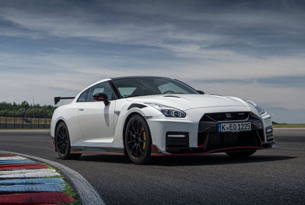 Второто място в актуалния Топ 10 на колите с най-мощни мотори с 6 цилиндъра се разполага Nissan GT-R. Дори стандартното купе може да се похвали с 3,8-литров битурбо V6 с 570 к.с. Топ-версията Nismo разчита на 600 коня и 652 Нм въртящ момент, предавана на колелата с преселективна скоростна кутия с 6 предавки и сложна трансмисия с два паралелно разположение карданови вала. Ускорението от 0 до 100 км/ч отнема 2,8 секунди.