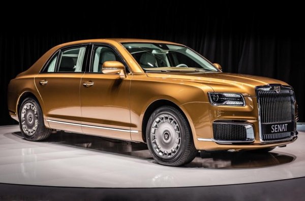 Седанът Aurus Senat S600 и лимузин L700, разработени като част от проекта „Кортеж“, едва ли могат да бъдат определни като „грозни“, но на фона на новото Bentley Flying Spur, дизайнът им изглежда като от миналия век.

Като техника автомобилите не отстъпват на конкурентите си. Под капака на седана и на лимузината е поставен 4,4-литров битурбо V8 двигател, който получава допълнителна помощ от 46-киловато стартер-генератор. Съвкупната мощност на системата е 600 к.с. и 1000 Нм. 

Двигателят с вътрешно горене е разработен съвместно с Porsche Engineering и се съчетава с 9-степенна автоматична скоростна кутия, руска разработка. 