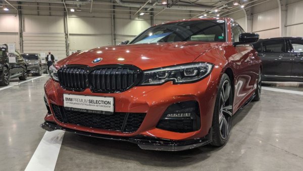 Покупката на типичен употребяван автомобил на повече от 5 години означава, че междувременно на пазара е дошло ново поколение и колата ви е остаряла. Тя няма да има най-съвременните удобства и системи - важен фактор за българските купувачи. 
Докато при тригодишната кола има голям шанс да вземете все още актуален модел, без по никакъв начин да личи, че сте си купили колата втора ръка. 
