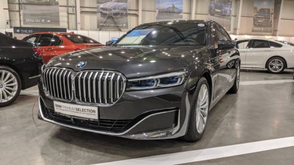 Ако сравните сертифициран автомобил с аналогичен, продаван от частни лица на вторичния пазар, обикновено цената на първия е по-висока. Но за това си има и добра причина: за да издаде сертификата и вървящата с него гаранция, дилърът трябва да прегледа обстойно автомобила и да подмени всички компоненти, които не отговарят на стандартите. 
Това не значи да се доверявате на сляпо, разбира се, защото основната цел на всеки автомобилен търговец все пак е да ви продаде стоката си. Но шансът да попаднете на проблемен автомобил в такава програма са много по-малки.
