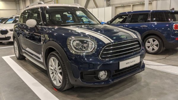 Зле пазена тайна е, че огромната част от т. нар. "нов внос" в българските автокъщи се пада или на тотални застрахователни щети (бракувани на Запад заради твърде скъпия труд, и после пооправени козметично у нас), или на fleet-автомобили с огромен пробег и превъртян километраж. 
За да издадат сертификат от типа на BMW Premium Selection, дилърите трябва да са сигурни, че автомобилът е поддържан качествено и само в официалната сервизна мрежа. Тук километрите са напълно реални. 
