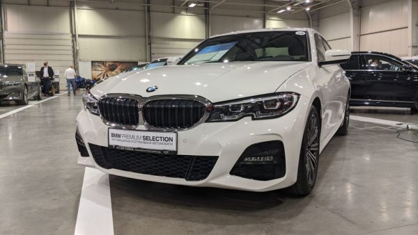 Фактът, че дадена кола е обслужвана само в официалния сервиз с неговите по правило по-високи цени, означава, че собственикът не е пестил средства за нея. Това е добър знак за втория купувач. Необходимо е единствено да внимавате за сервизните интервали. Някои компании, особено в масовия сегмент, напоследък предлагат т. нар. "удължен сервизен интервал", със смяна на масло на 20 000 или даже 30 000 км. Това е изгодно за големи компании, които купуват цели флотилии и след третата или петата година ги подменят. Но е вредно за двигателя и е за сметка на следващия собственик. 
Тук отново ви идва на помощ програмата за сертифициране - дилърите не са склонни да дават двугодишна гаранция за автомобил, за който знаят, че е застрашен от повреди в двигателя. 
